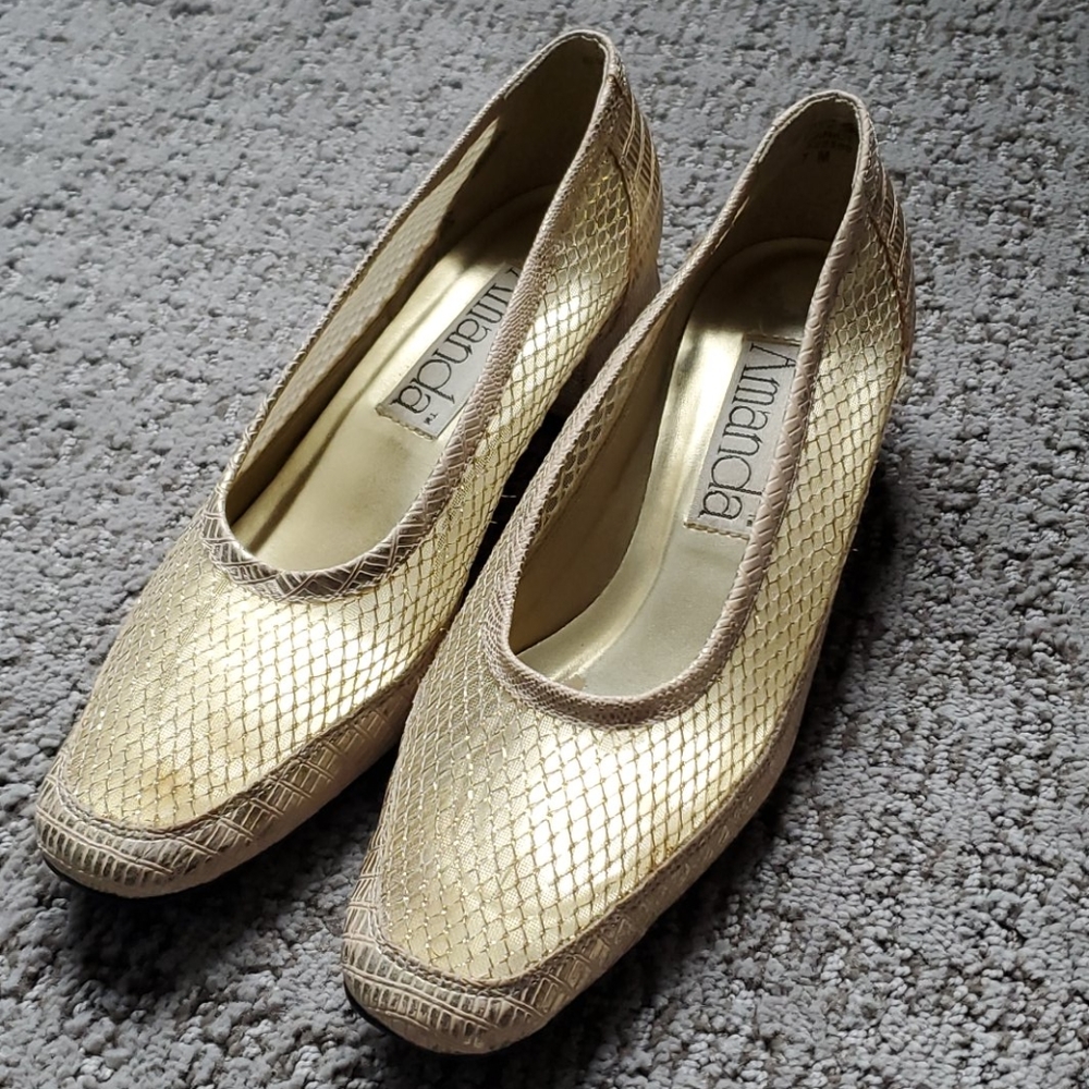 Gold pumps